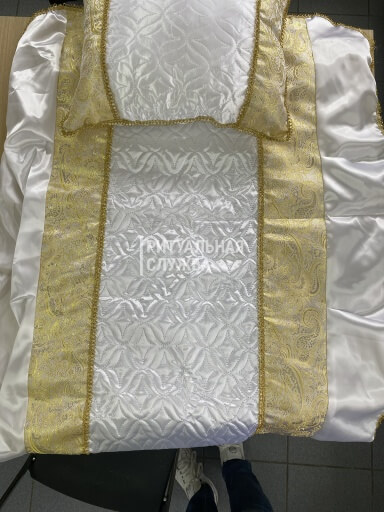 Покрывало в гроб "Собор" комплект (подушка, покрывало), Золото Покрывало в гроб "Собор" комплект (подушка, покрывало), Золото