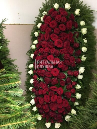 Ритуальный венок из живых цветов